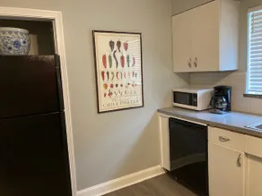 Easy walk to CAMC-2 BR Apt-Pet Friendly - Image 5