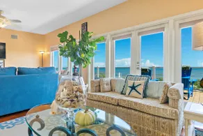 Artist's Beachfront Duplex, Only 25 ft to water! - Image 3