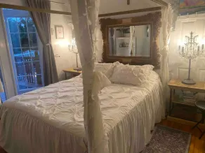 Budget Friendly Walkable Romantic Nest - Image 3