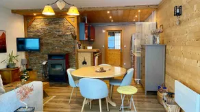 Le Refuge du Trappeur, view and wood-burning stove - Image 3
