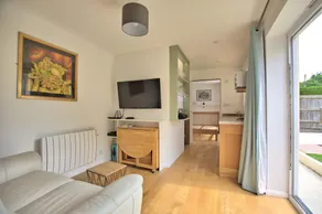 Spacious Modern Garden Family Home - Image 4