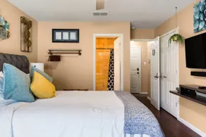 Stylish 2BR: 1 Gig WiFi, Fenced Yard, Domain - Image 3