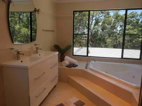 Serenity, guest suite with bush outlook - Image 2