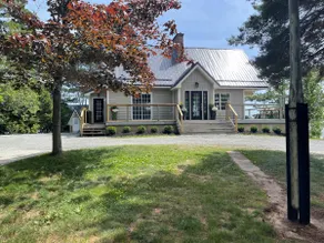 Lakefront Cottage on a Peninsula - Image 2