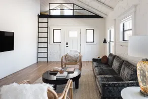 Elegantly Renovated Bungalow in a Historic District - Image 3