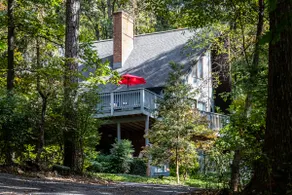 Wooded escape chalet, 5mi to JMU, 10mi to Massanut - Image 2
