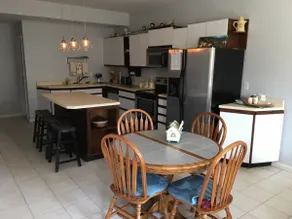 Amazing Location off Courthouse Square - Image 5