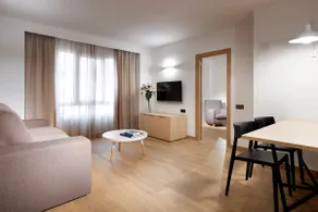 2 bedroom apartment with pool and gym - Image 2