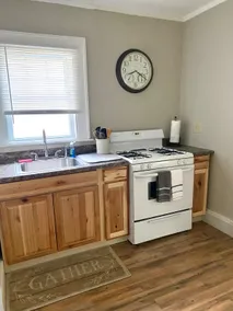 Two Bedroom Private Apt Walking Distance To Lake - Image 4