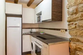 Apartment-Carmen-Budget-Ensuite with Shower-Street View - Image 3