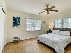 Coastal downtown bungalow steps from the beach - Image 4