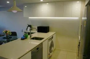 Homely Modern Apt between the Lake and City - Image 3
