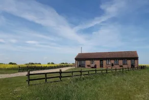 Secluded High Beacon Cottage, Lincolnshire Wolds - Image 2