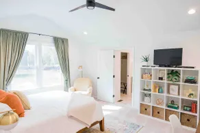 Spacious CA King luxury suite, private entrance - Image 4