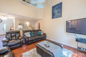 Comfortable and Stylish Home on the Colonnade - Image 5