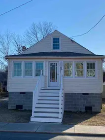 Sunshine Retreat-Large Deck-Enclosed cozy porch! - Image 2