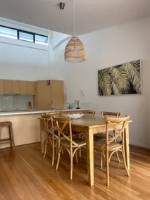 Sun-soaked apt in downtown Byron Bay, near beach - Image 4