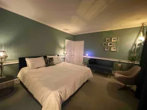 Boutique 1 Bed Central Apt Overlooking Roman Baths - Image 3