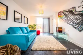 NEW Spacious Modern Townhouse Sleeps 12 Free Parking - Image 5