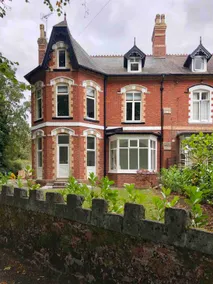 Green Corner Villa - Walls Hill - Cosy Luxury Apartment in Central Torquay with Free Parking & EV - Image 2