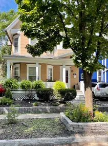 Spacious 2 Bedroom in Vintage 1910 Southeast Home - Image 4