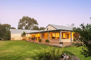 Acacia Four 4 Bedroom Farm House - Image 4