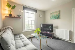 Cambridge 3 bedroom flat with private parking - Image 2