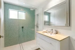 Sunrise Beach 2 Bedroom with Ocean views - Image 5
