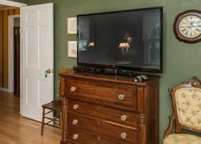 Suite; 1 Bedroom & Living Area/Xtra Bedrm; Kitchen - Image 5