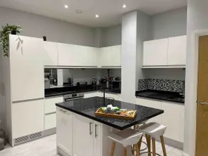 Stunning entire apartment + free parking - Image 3