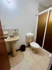 Spacious house in a residential development - Image 4