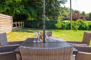 Fab sunny with 2 en-suites bedrooms, large garden - Image 4
