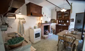 Spacious 3-bedroom house with garage in the quiet village of Vezzano Ligure - Image 4
