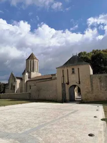 Farmhouse - Traditional Farmhouse near La Rochelle. beaches 20 mins and a pool. - Image 3