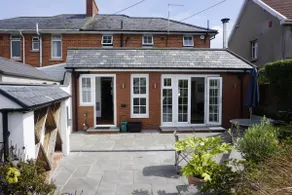Spacious House Large Patio & Free Parking - Image 5