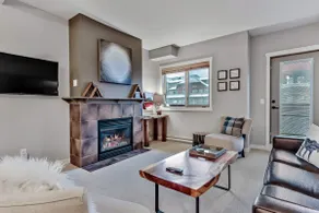 Best Relaxing King Bed Suite/Mtn. View, Heated Pool & Hot Tubs & Free Parking - Image 4