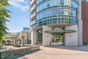 Cozy 1BR+Den Highrise in Downtown Vancouver - Image 3