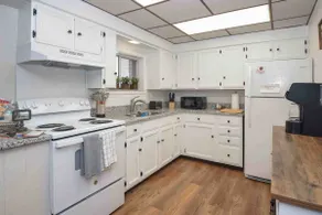 Game room| W/D| Fire pit| Full Kitchen| BBQ| Walk! - Image 2