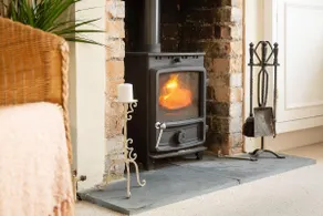 Welcoming Riverside Cottage and Garden - Image 4