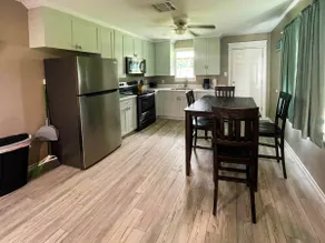 Remodeled 2BR Cottage+Kitchen+Free WiFi Parking - Image 3