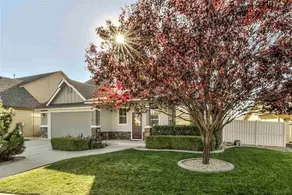 4 BDRM located next to EVERYTHING! - Image 3