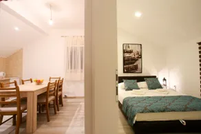 Super Central Renovated Blue Apartment - Image 2
