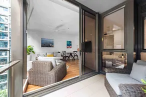 Luxe 2bed/2Bath/Park in Newstead - Image 4