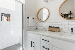 InstaWorthy Modern Farmhouse+King Bed+Mins 2 Dwntn - Image 5