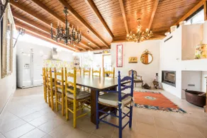 House with views, garden and pool - Image 3