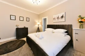 4 Bedroom, 2 bathroom house - Free Parking - Image 4