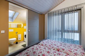 Quiet and modern vacation apartment with mountain views - Image 3