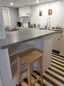 Affordable Apt in Central Niagara with parking - Image 2