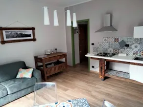 Two rooms and a bike - Image 2