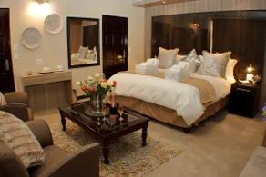 The Royal Suite - Second Floor Amazing Views - Image 2